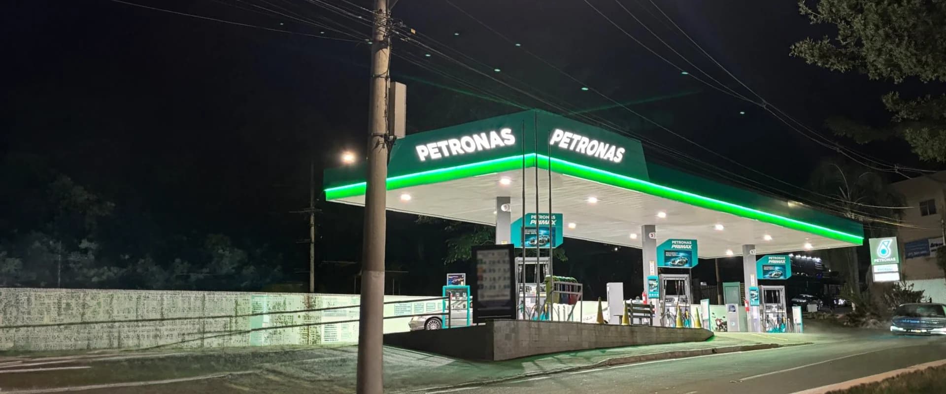 Posto Preferido Petronas iluminado a noite