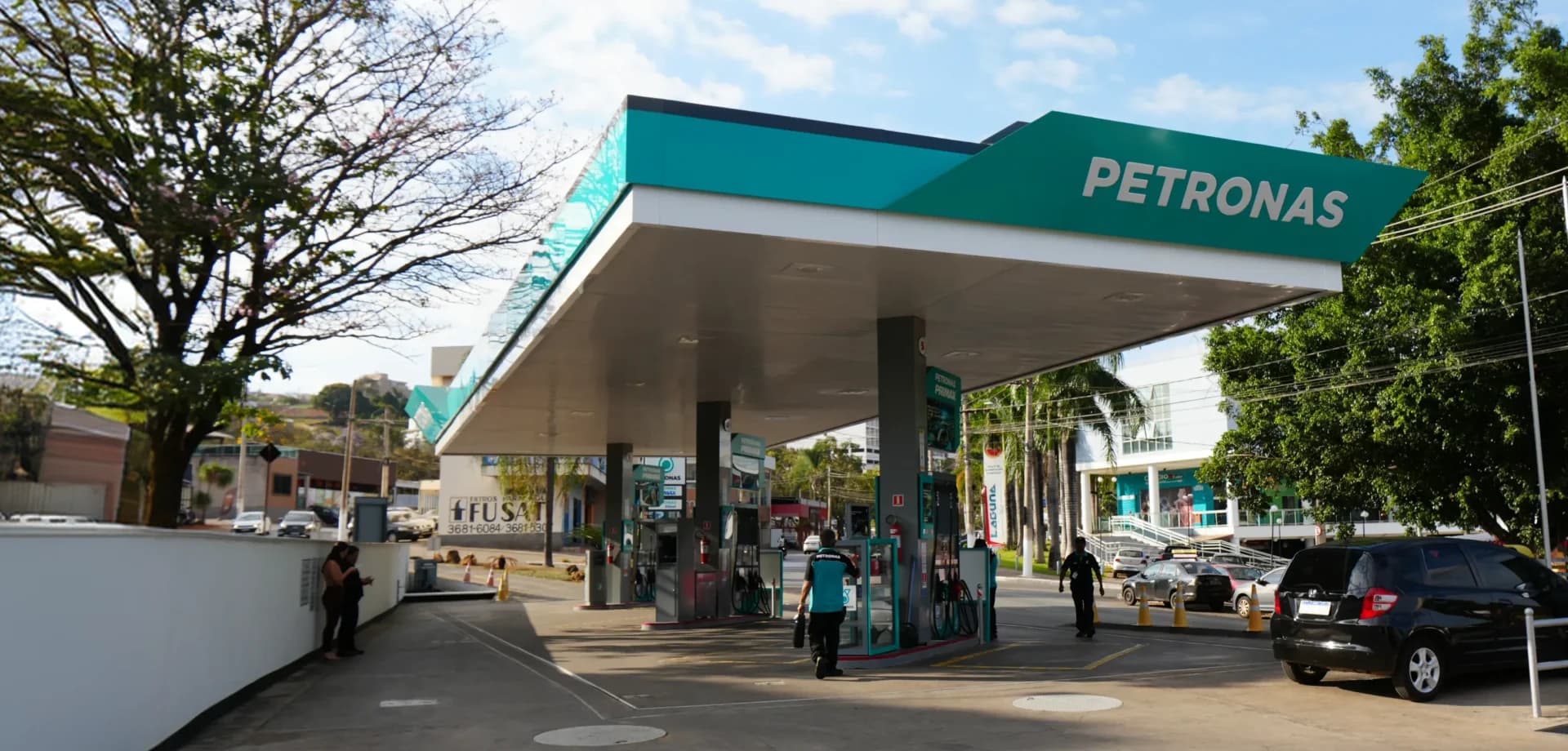 Posto Preferido com carros abastecendo